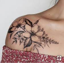 Das Trendige Blumen Tattoo Die Schonsten Motive Und Designs Schulter Tattoo Blumen Tattoo Blumentattoos