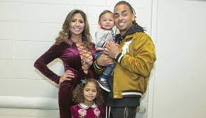 Pero al negrito de ojos claros no se le sube la desde luego, el boricua está muy orgulloso de su maravillosa familia. Linda Familia Wife And Kids Party Dress Teens Singer