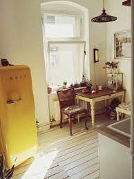 Berliner Altbaukuche Mit Schonen Alten Stuhlen Und Retro Kuhlschrank Altbau Berlin Kitchen Wohnen Und Leben Einrichten Und Wohnen Wohnen
