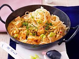 Hahnchenfilet In Sate Sosse Mit Udon Nudeln Rezept Lecker Udon Nudeln Hahnchen Filet Asiatische Rezepte