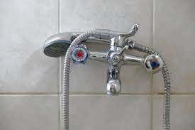 Sollte in ihrem garten zwar ein wasseranschluss vorhanden sein, aber kein wasserhahn darauf sitzen, dann können einen kaltwasserhahn können sie nur dann im garten montieren, wenn eine. Mischbatterie In Der Dusche Einbauen