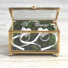 El anillo adecuado en tu dedo puede hacerte sentir como si fueras un noble rey o una amada reina. Caja Porta Alianzas De Cristal Una Boda Original