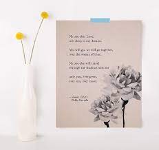 Este Grabado Poetico Presenta El Soneto Lxxxi De Pablo Neruda Tiene Un Fondo Suave Apagado Y Rosado Con Peonias Bla Neruda Love Poems Pablo Neruda Love Poems