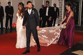 Dünyaca ünlü pop starı shakira ile futbolcu gerard pique'nin yıllardır süren ilişkisi hakkında bilinmeyen bir gerçek ortaya çıktı. Awesome Shakira Attends Lionel Messi S Wedding Ceremony With Gerard Pique Gerard Pique Shakira Ceremony