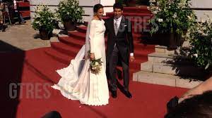La gente espera en la calle al grito de: Noticias Boda De Cayetano Rivera Y Eva Gonzalez Youtube
