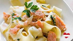 Bandnudeln Mit Lachs In Weisswein Rahm Sauce Mein Heimvorteil In 2020 Bandnudeln Mit Lachs Lachs Rezept Bandnudeln