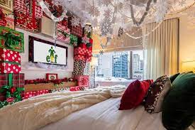 A New York City Hotel Has Opened An Elf Themed Suite And We Need To Go Right Now Christmas Room Themed Hotel Rooms Christmas House