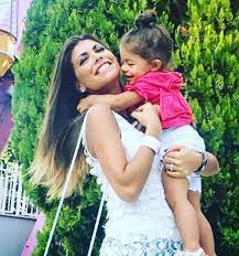 Enrico brignano e flora canto, prime passeggiate in famiglia con la figlia martina. Enrico Brignano La Figlia E Identica Alla Mamma Caffeina Magazine