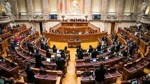 O chefe de estado, marcelo rebelo de sousa, tem falado ao país a ao abrigo do estado de emergência, que permite a suspensão do exercício de alguns direitos, liberdades e garantias, o governo impôs um dever geral. Parlamento Aprova Renovacao Do Estado De Emergencia Ate 7 De Janeiro Tvi24