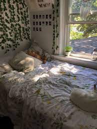 33 Lovely Bedroom Decor With Plant Ideas Pimphomee Room Inspiration Bedroom Room Ideas Bedroom Aesthetic Bedroom