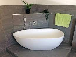 Sie wollen ihr badezimmer ein wenig aufpeppen und luxusflair zu sich nach hause bringen? Freistehende Badewanne Luino Aus Mineralguss Weiss Matt Oder Glanzend Freistehende Badewanne Badewanne Badezimmer