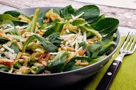 Low Carb Apfel Feldsalat Mit Parmesan Und Pinienkernen Gaumenfreundin Leckere Salate Rezepte Feldsalat