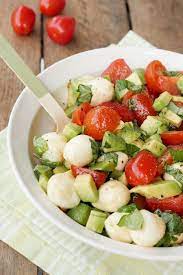 Schneller Caprese Salat Mit Avocado Tomaten Und Mozzarella Rezept Avocado Salat Caprese Salat Gesunde Rezepte