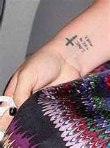 Kelly Clarksons Wrist Tattoo Love It Tattoos Get A Tattoo Celebrity Tattoos