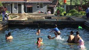 Candi umbul tepatnya berada di desa kartoharjo, kecamatan grabag, kabupaten magelang, jawa tengah. Harga Tiket Masuk Pemandian Air Hangat Candi Umbul Magelang Cocok Untuk Liburan Akhir Pekan Tribunnews Com Mobile