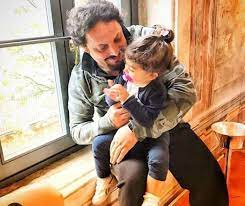 Storia della vita di enrico brignano, attore e comico italiano. Enrico Brignano La Figlia E Identica Alla Mamma Caffeina Magazine