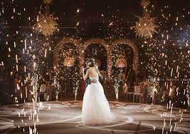 Esta costumbre nupcial se realiza justo después del banquete, y es uno de los momentos más esperados de la ceremonia para los invitados. Las Mejores Canciones Para Su Primer Baile Como Esposos 70 Canciones Para Vals De Boda