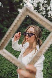 16 Easy Indoor Photoshoot Ideas Portrait Photography Poses Creative Portrait Photography Photography Inspiration Portrait
