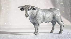 Берем елочную (или обычную) ветку и вешаем на нее настоящие деньги. Kak Vstrechat I Chto Nadet Na Novyj God Belogo Byka Chtoby V Dome Bylo Schaste