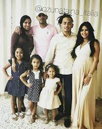 Ozuna y su hija cantando una vaina loca ozuna y su hija cantando la rompes corazones hija de ozuna baila mientras ve a su. Ozuna Familia Bridesmaid Dresses Beautiful Men Fashion