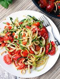 Low Carb Zucchini Nudeln Mit Tomaten Und Paprika Rezept Nudeln Mit Tomaten Spiralschneider Rezepte Zucchini Nudeln