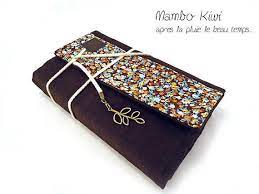 Protege Livre De Poche Lin Marron Chocolat Avec Tissu Liberty Fermeture Cordelette Et Rabat Adaptable Fait Main Ca Liberty Fabric Free Fabric Small Blankets