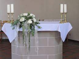 Altargesteck In Der St Judas Thaddaus In Obschwarzbach Decorationeglise Altargesteck In Der St Ju Church Decor Altar Decorations Wedding Floral Centerpieces
