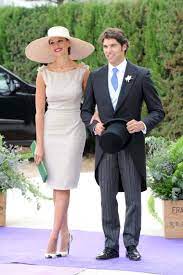 El hermano mayor de cayetano ha posado feliz ante los medios junto a su esposa, lourdes montes, que ha lucido un vestido de gasa y transparencias en la parte superior de roberto diz. La Boda De Eva Y Cayetano El Evento Foto A Foto Telva