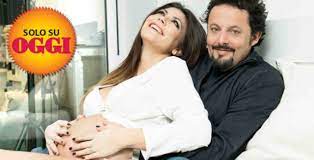 Flora canto si coccola la bebè. Martina Figlia Enrico Brignano Chi E Il Frutto Dell Amore Con Flora Canto