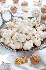 Walnussmakronen Leicht Wie Wolkchen Emmikochteinfach Rezept Makronen Nuss Makronen Fingerfood Rezepte