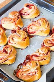 Ein Rezept Fur Hefegeback In Herzform Mit Erdbeer Marmeladen Fullung Ich Esse Das Hefegeback Sehr Gerne Der Teig Ist Weich Und Fluf Hefegeback Geback Rezepte