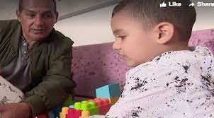 طفل في الثالثة يتحدث اللغة الإنجليزية دون أن يتعلمها