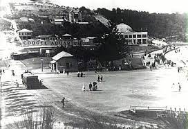 Coogee In The 1890s The Promenade The Coogee Aquarium Now The Palace Hotel And Dunmore House Sydney Beaches Palace Hotel Australia