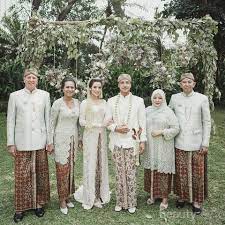 Ada di antaranya pakaian adat jawa, sunda, minangkabau, dan lain sebagainya. Enggak Melulu Gaun Modern 6 Artis Ini Pilih Menikah Dengan Baju Adat