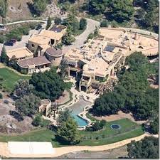 Will Smith Lives In A Refurbished Castle In Calabasas California Truly Exclusivist And Luxurious This Little Casas De Celebridades Casas De Famosos Casas