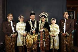 Kedua pengantin akan mengenakan pakaian tradisional khas adat jawa berwarna putih sebagai lambang kesucian. 50 Model Baju Kebaya Orang Tua Pengantin Terbaru 2021 Model Kebaya Modern Terbaru