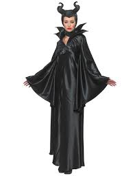 da wikipedia nel xiv secolo, malefica è una bellissima, giovane e buona creatura fatata dalle grandi e possenti ali, che vive in un regno boscoso e pacifico chiamato brughiera, in compagnia di creature. Travestimento Da Strega Malefica Per Adulto