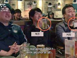 Misaeng Im Siwan Is Shown To Be Drinking Beer But Lee Sung Min Doesn T Drink Alcohol At All He Is Shown Here Drin Alcoholic Drinks Drinking Beer Lee Sung Min
