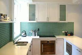 Ufak Kare Mutfak Yesil Renk Fayanslar Yesil Mutfak Fayans Modelleri Modern Kitchen Tiles Kitchen Wall Design Kitchen Design Modern White
