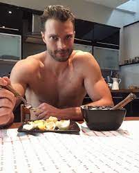 Does He Come With The Kitchen Jamie Dornan Schauspieler Chris Hemsworth