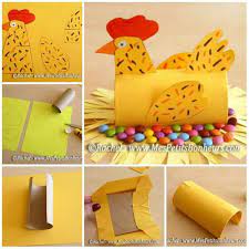 Fusée en carton à réaliser avec un rouleau en papier toilette pour les enfants. 15 Activites Manuelles Avec Du Rouleau De Papier Toilette Pour Amuser Les Enfants A Paques Poules De Paques Bricolage De Paques Maternelle Activite De Paques