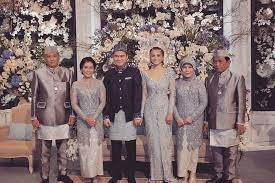 Maknanya agar pasangan yang baru menikah dapat menjalani kehidupan rumah tangga mereka dengan bahagia dan sejahtera diiringi restu dari kedua orang tua. 10 Gaun Pernikahan Tradisional Seleb Yang Paling Bikin Jatuh Hati