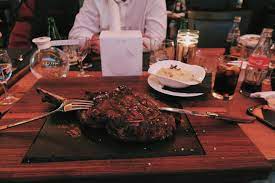 Le procédé qui consiste à conserver la viande pendant plusieurs semaines, s'appelle la maturation. Le Steak De Viande Le Plus Cher Du Monde 4000