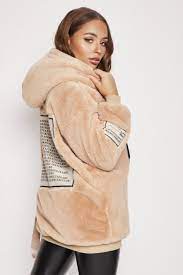 Un accessoire idéal dans les jours froids. Veste Beige En Fausse Fourrure A Capuche Brentiny Paris