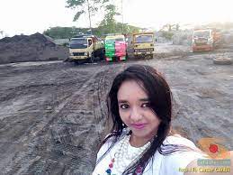 Golden prince dump truck 6x4. Ratu Nolayyyy Indonesia Sopir Cantik Dump Truk Asal Jember Salam 1a3p Setia1heri Com