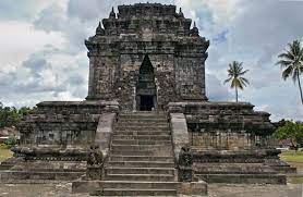 One of java's greatest monuments, candi mendut, is a shrine expressly created to illustrate the. Candi Mendut Foto Lokasi Rute Harga Tiket Fasilitas