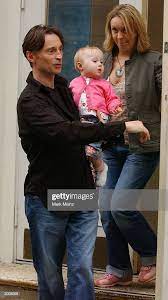 Se agregan miles de imágenes nuevas de alta calidad todos los días. Actor Robert Carlyle With His Wife Anastasia Shirley And Daughter Ava Robert Carlyle Actors Robert
