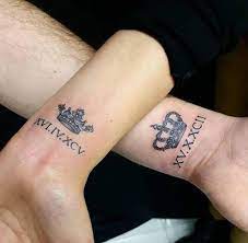 Couple Crown Tattoo With Date Sevgili Tac Dovmesi Tarihli Erkek Dovmeleri Dovme Eslesen Dovmeler