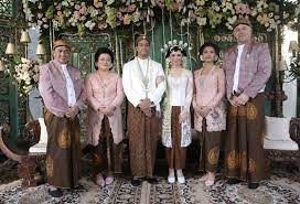 Orang korea pertamakali coba makeup pengantin solo! Perpaduan Jawa Dan Palembang Di Hotel Bidakara Grand Pancoran Jakarta Mersinta Christantri Dan Pandji Setianto Weddingku Com