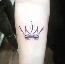 Simple Crown Tattoo Basit Tac Dovmesi Crown Tattoos For Women Tattoo Styles Simple Crown Tattoo